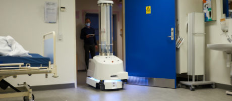 The robot is entering the room for cleaning. A button has to be pushed manually before to activate. When the safety measures will be checked, and the room emptyied, the robot will warm up during three minutes and progressively raise the power of the lamp before to clean the room totally during approx. ten minutes. A safety screen will be clung to the door for avoiding any disturbance or entrance. For safety reasons, if the screen would be moved or shaked, the robot has an emergency system for stopping the light spreading.